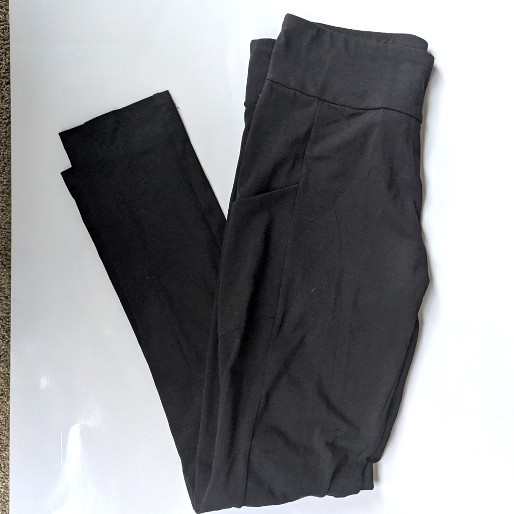 New with tags, Black Leggings, Pocket on one side, Medium